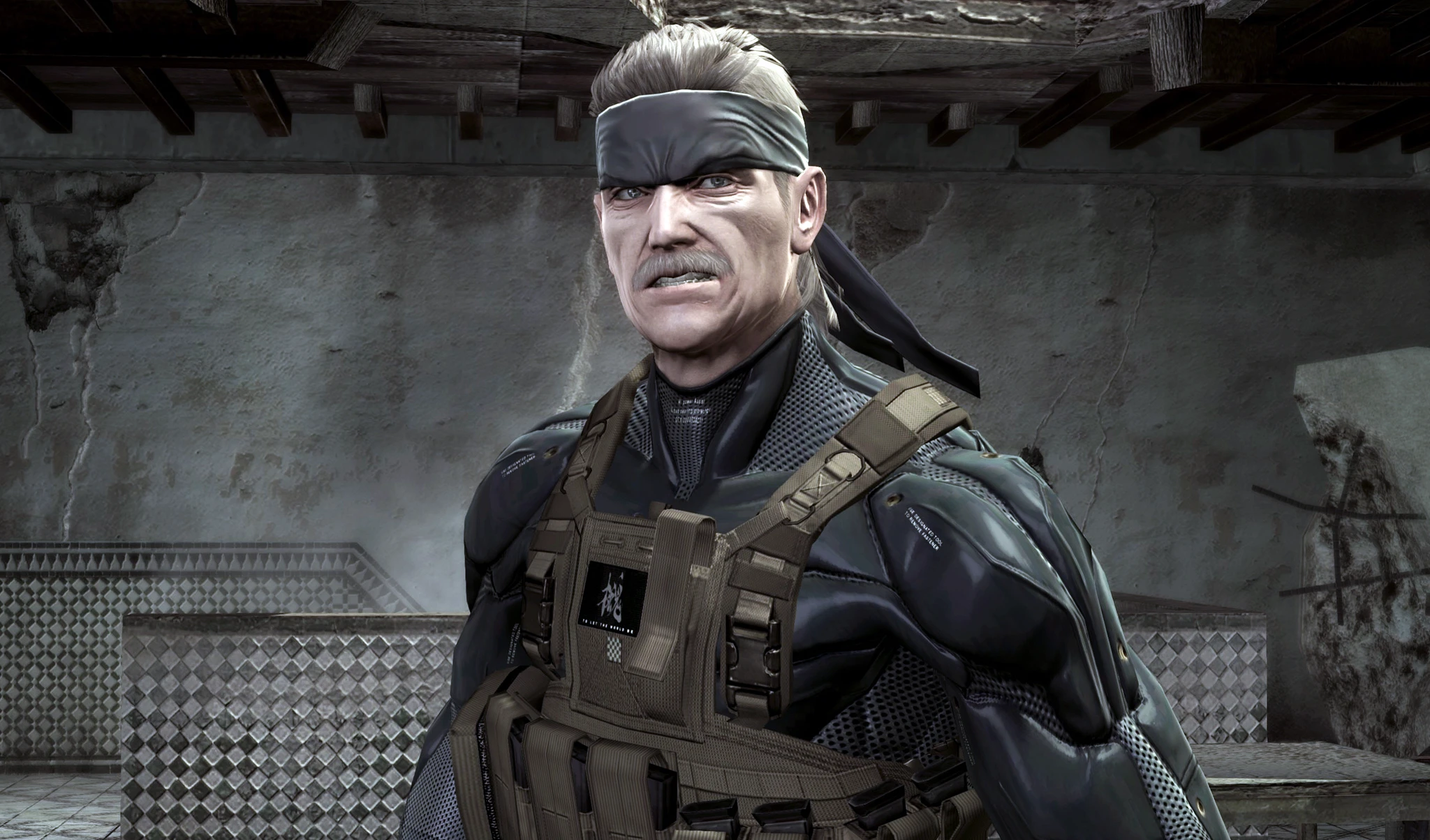 Äldre soldat med pannband, grått hår och mustasch i stridsväst och sneakingdräkt, stående i en sliten stenbyggnad i Metal Gear Solid 4.