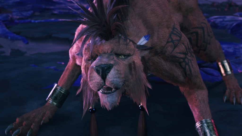 Red XIII i Final Fantasy VII: Revelations kryper framåt med blottade tänder och blicken fäst på betraktaren, i en mörk miljö med blåaktiga stenar.