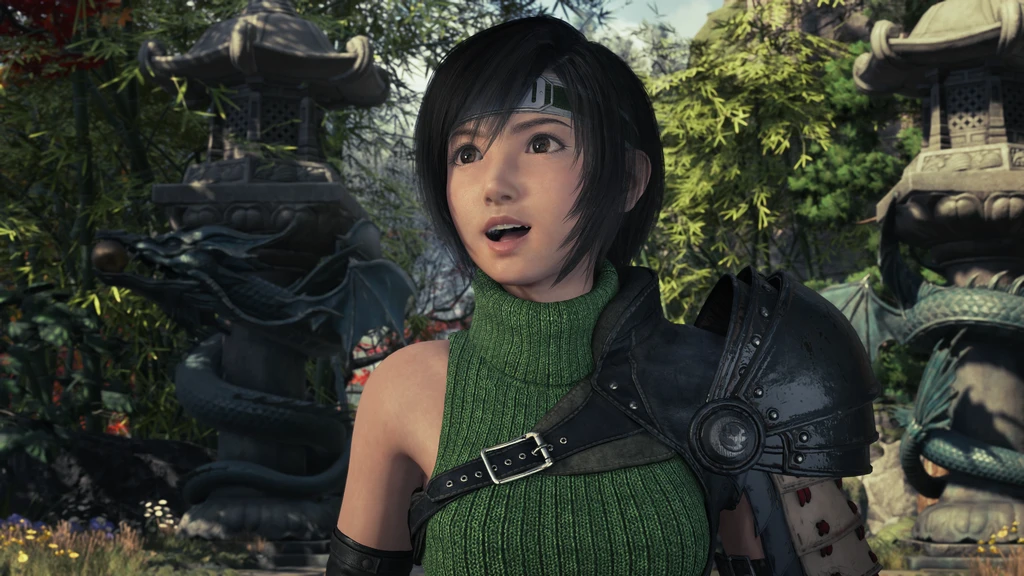 Yuffie med kort mörkt hår, pannband och grön ärmlös tröja ser förvånad ut i en japansk trädgård med drakstatyer och stenlyktor i Final Fantasy VII.
