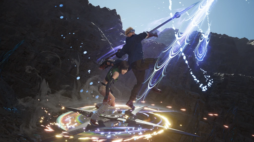 Yuffie och Cid utför en gemensam synergyattack i Final Fantasy VII: Revelations, där Cid svingar sitt spjut med blå energi över en klippig miljö.