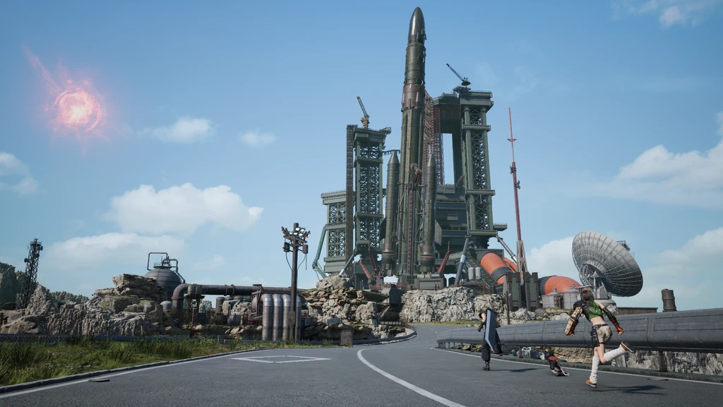 Två karaktärer springer längs en väg mot Rocket Town i Final Fantasy VII: Revelations, där en stor raket reser sig ovanför ett skrotigt uppskjutningstorn och en parabolantenn.