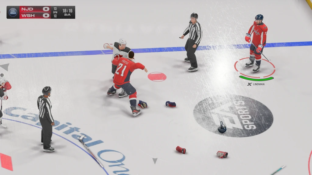 I NHL 27 slåss en spelare i rött Washington-lag med en motståndare från New Jersey mitt på isen medan domare tittar på och handskar ligger utspridda.
