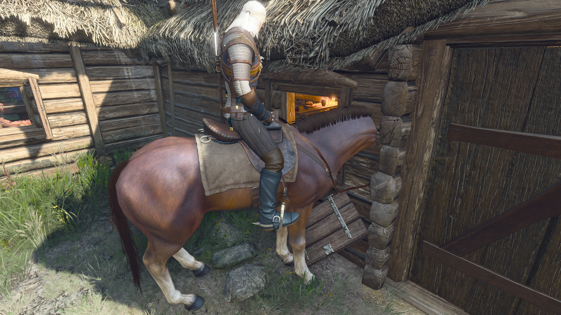 Vithårig Geralt sitter på sin bruna häst intill en timmerstuga med halmtak och tittar in genom ett litet upplyst fönster i The Witcher 3.