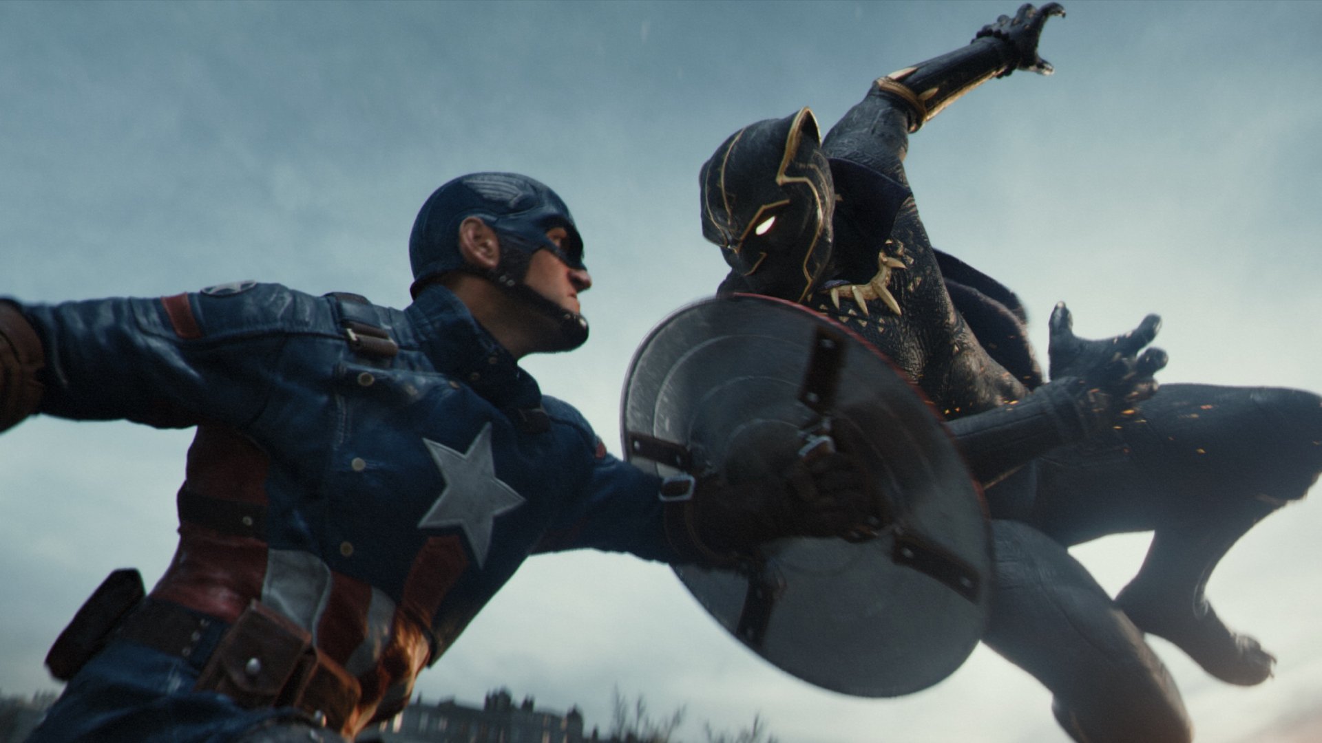 Captain America i blå dräkt med stjärna på bröstet slår sin sköld mot Black Panther, som hoppar fram i svart dräkt med guldiga detaljer, i en strid under mulen himmel.