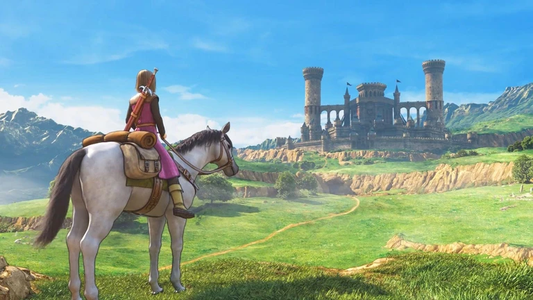 Dragon Quest XI: en ryttare i rosa klädsel sitter på en grå häst på en grön kulle och blickar ut över ett stort slott med två torn, omgivet av berg och en slingrande stig.