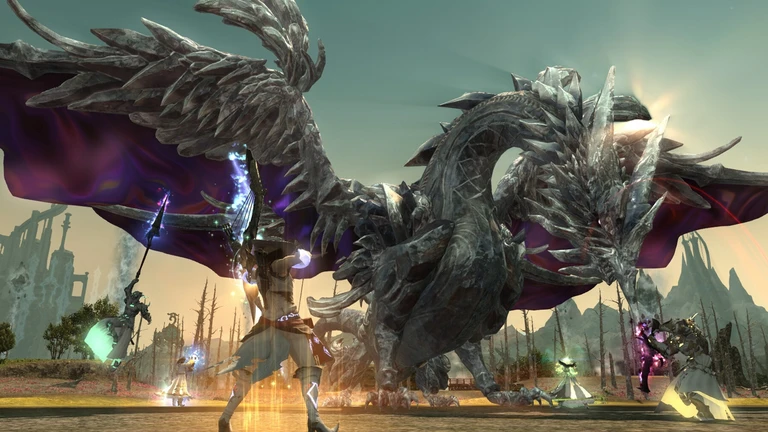 Spelare möter en enorm silvergrå drake med utbredda vingar i en strid i Final Fantasy XIV Online, medan andra figurer attackerar med magi i en ödslig dalmiljö.