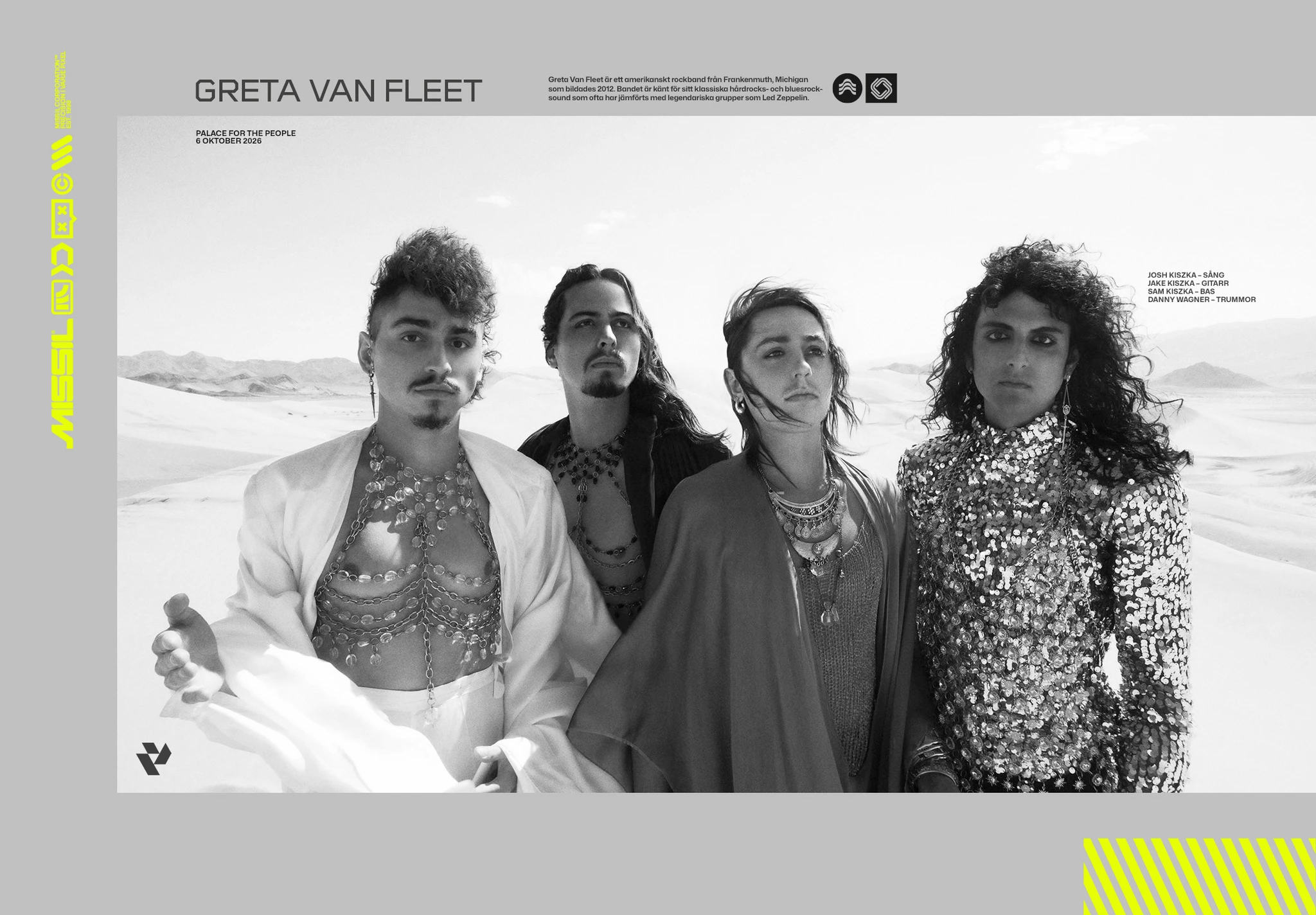 Greta Van Fleet står tätt ihop i en vit ökenmiljö i svartvit bild: fyra bandmedlemmar med lockigt hår, smycken och glittrande eller flödande kläder blickar mot kameran.