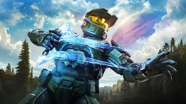 Master Chief i grön rustning med gult visir svingar ett glödande blått energisvärd framför en skogsklädd bergssluttning och en himmel med moln och en stor planet.
