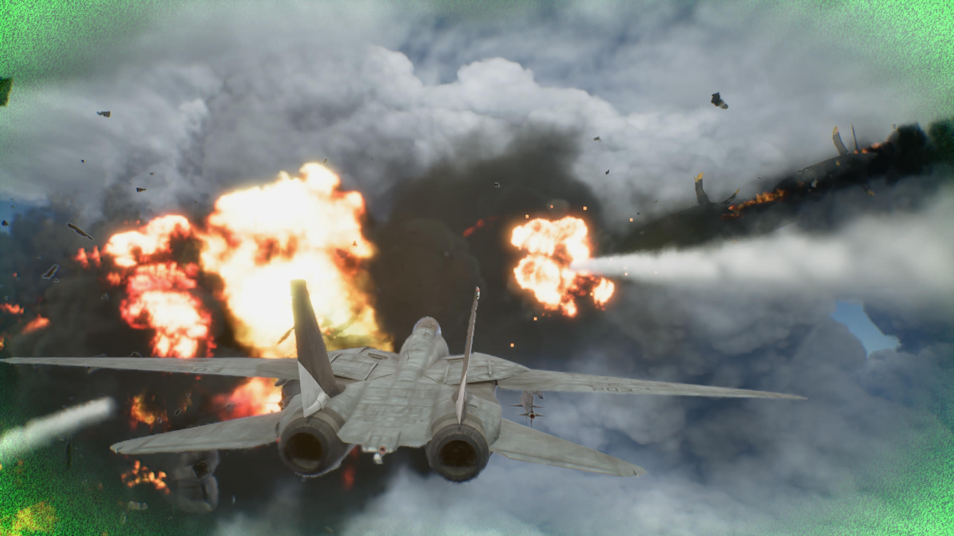 Ett stridsflygplan med svepvingar sett bakifrån flyger genom tjocka rökmoln medan flera eldiga explosioner briserar omkring det i Ace Combat 8: Wings of Theve.