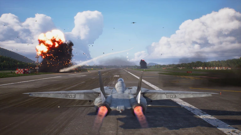 Ett stridsflygplan med nummer 203 tar fart på en landningsbana i Ace Combat 8: Wings of Theve medan explosioner och rök stiger vid sidan om banan.