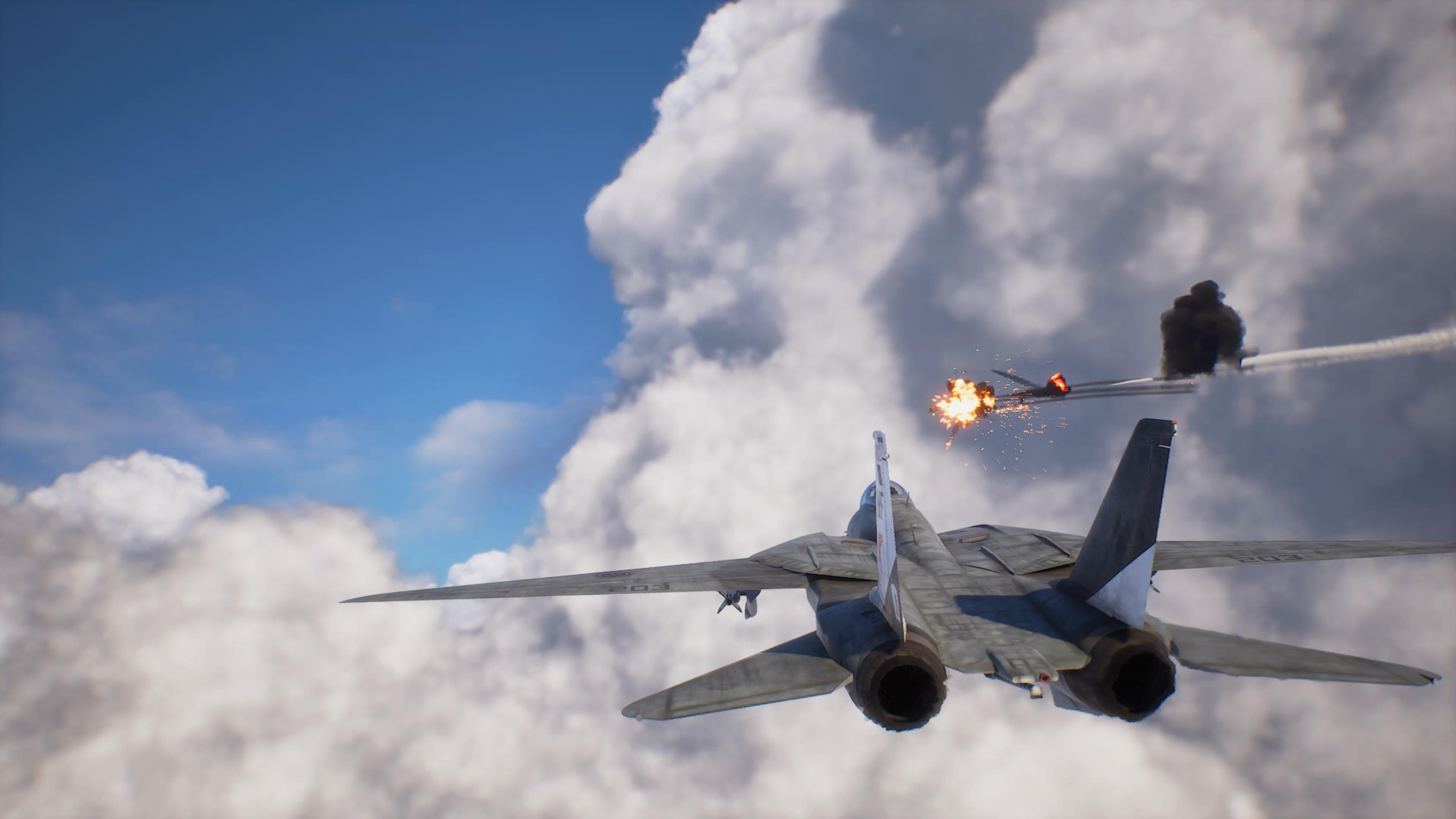 Ett stridsflygplan med vingarna utfällda sett bakifrån, på väg genom kraftiga moln mot ett fientligt plan som brinner och drar efter sig rök, i Ace Combat 8: Wings of Theve.
