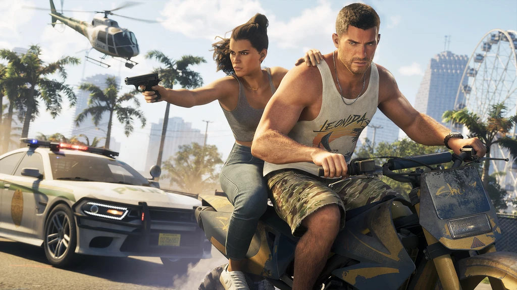 Jason kör en motorcykel med Lucia bakom sig som siktar med pistol mot en polisbil och en helikopter i jakten genom Vice City i Grand Theft Auto VI.
