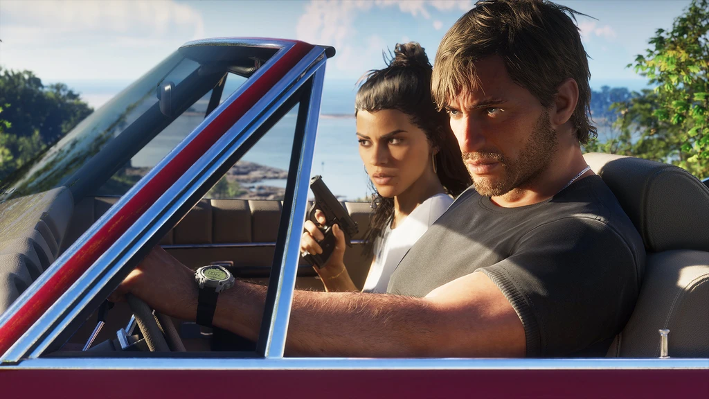 Jason och Lucia i Grand Theft Auto VI sitter i en röd cabriolet med havet bakom sig. Han ser allvarligt framåt medan hon håller en pistol.
