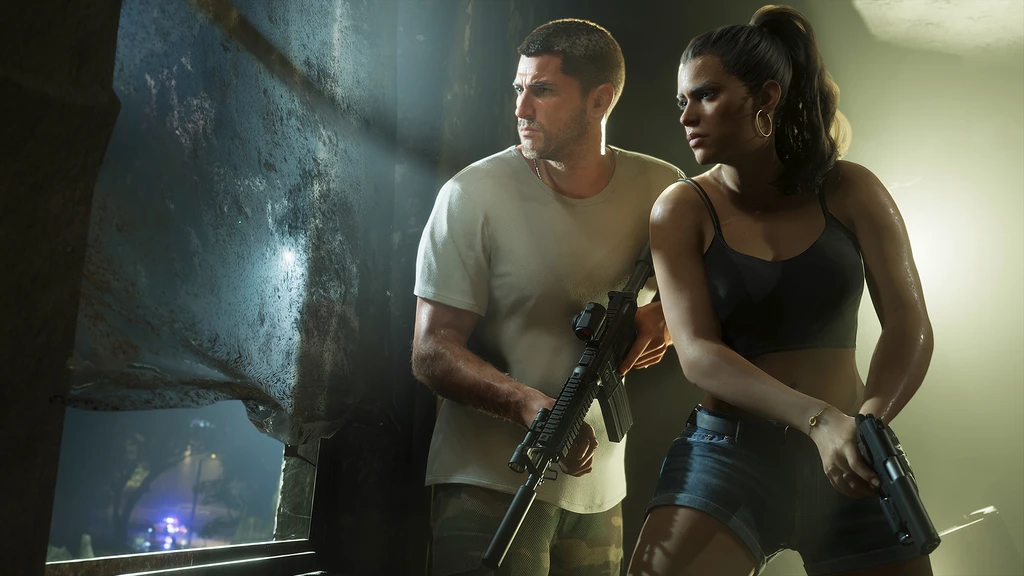 Jason och Lucia i Grand Theft Auto VI trycker mot en vägg med vapen i händerna och kikar försiktigt ut genom ett smutsigt fönster där blåa polislampor syns.