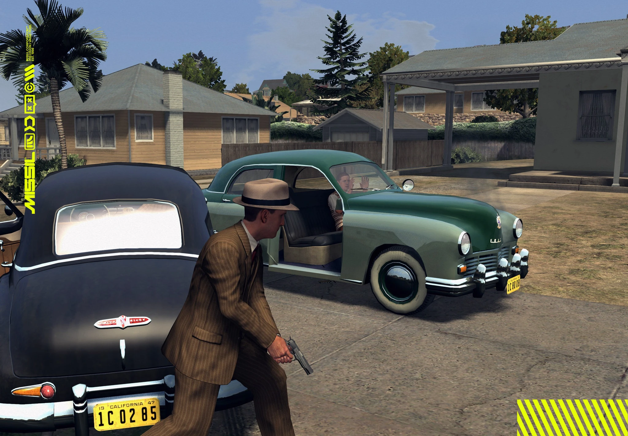 Detektiv i brun kostym och hatt tar betäckning bakom en svart 40-talsbil med dragen pistol, medan en grön bil står med öppen dörr på en solig villagata i L.A. Noire.