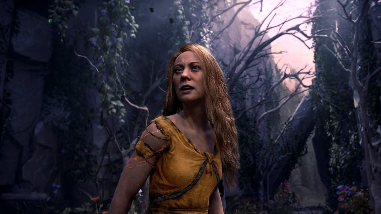 Kvinna med långt rödblont hår i en trasig gul klänning blickar uppåt, mitt i en dunkel, övervuxen skog med bara grenar i God of War Laufey.