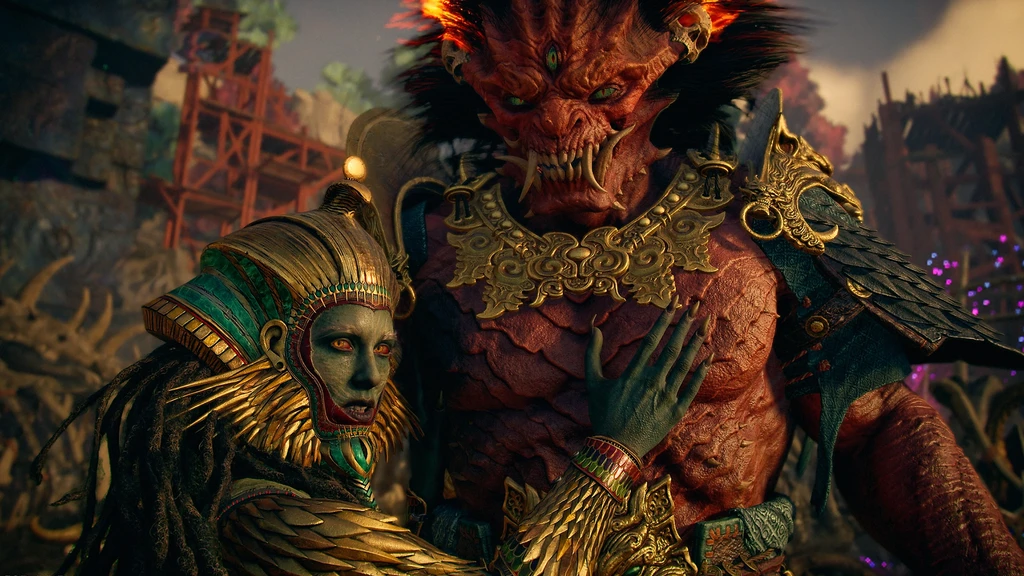 Rödhudad demonliknande best med huggtänder och guldsmycken står bredvid en grönhyad gestalt i gyllene egyptiskt inspirerad huvudbonad, i en scen från God of War Laufey.