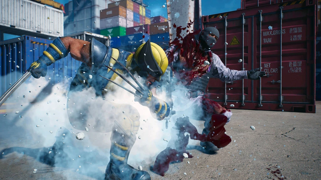 Wolverine i gul och blå dräkt slår med klorna mot en maskerad fiende på en hamnkaj med containrar, blod och vattendroppar yr i luften.