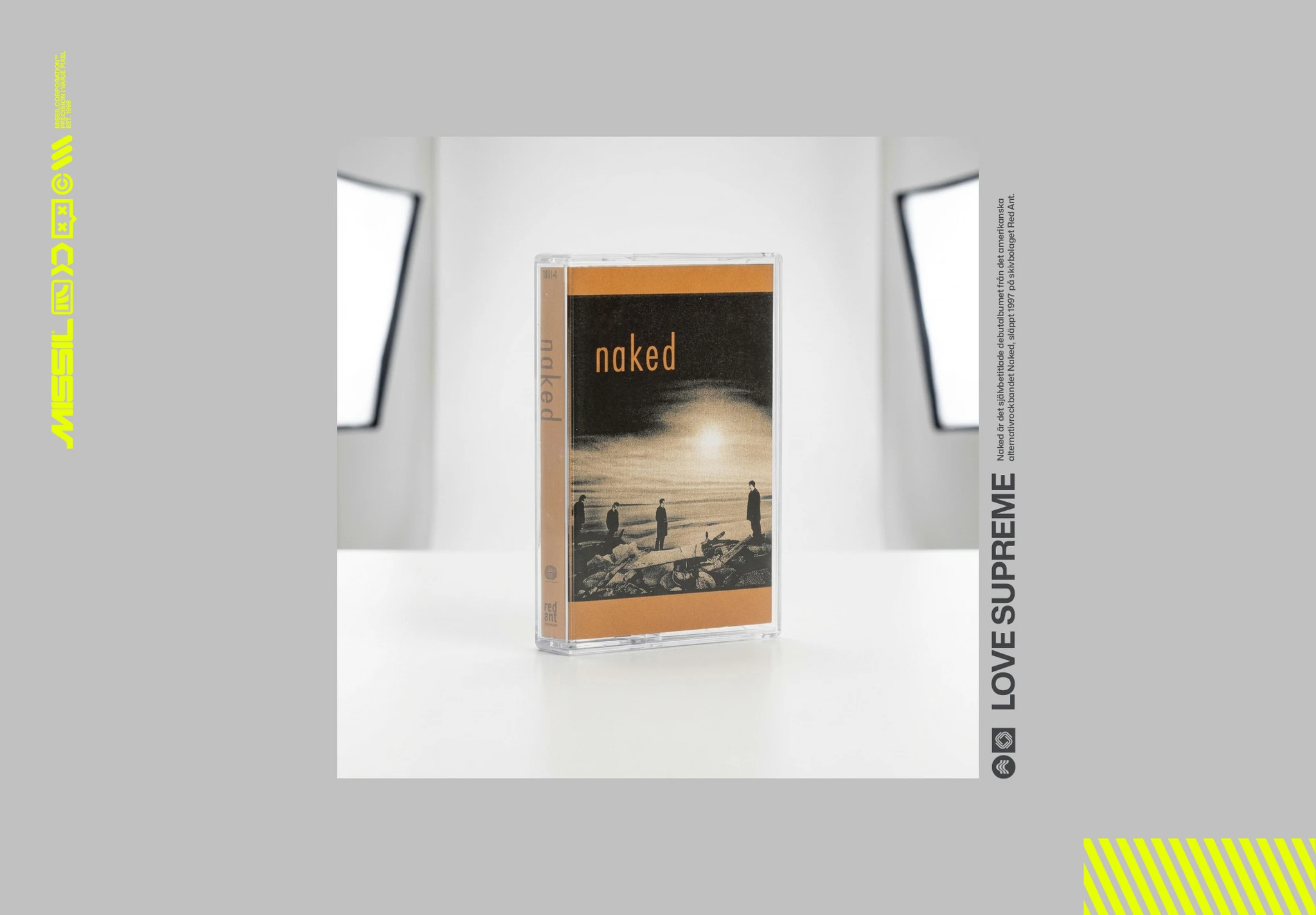 Kassettband med albumet Naked i genomskinligt fodral, med orange rygg och ett mörkt omslag där tre gestalter står vid en strand under en glödande sol.