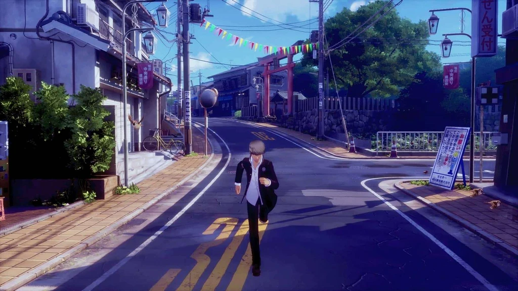 Huvudpersonen i skoluniform springer längs en solig japansk stadsgata med färgglada vimplar, elledningar och en röd torii-port i bakgrunden i Persona 4 Revival.