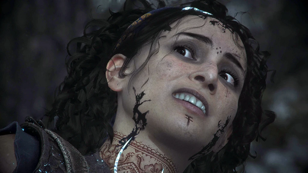 Närbild på en ung kvinna med mörkt lockigt hår och hennatatuering på halsen. Hon ser skräckslagen ut med svarta fläckar i ansiktet, i Resonance: A Plague Tale Legacy.