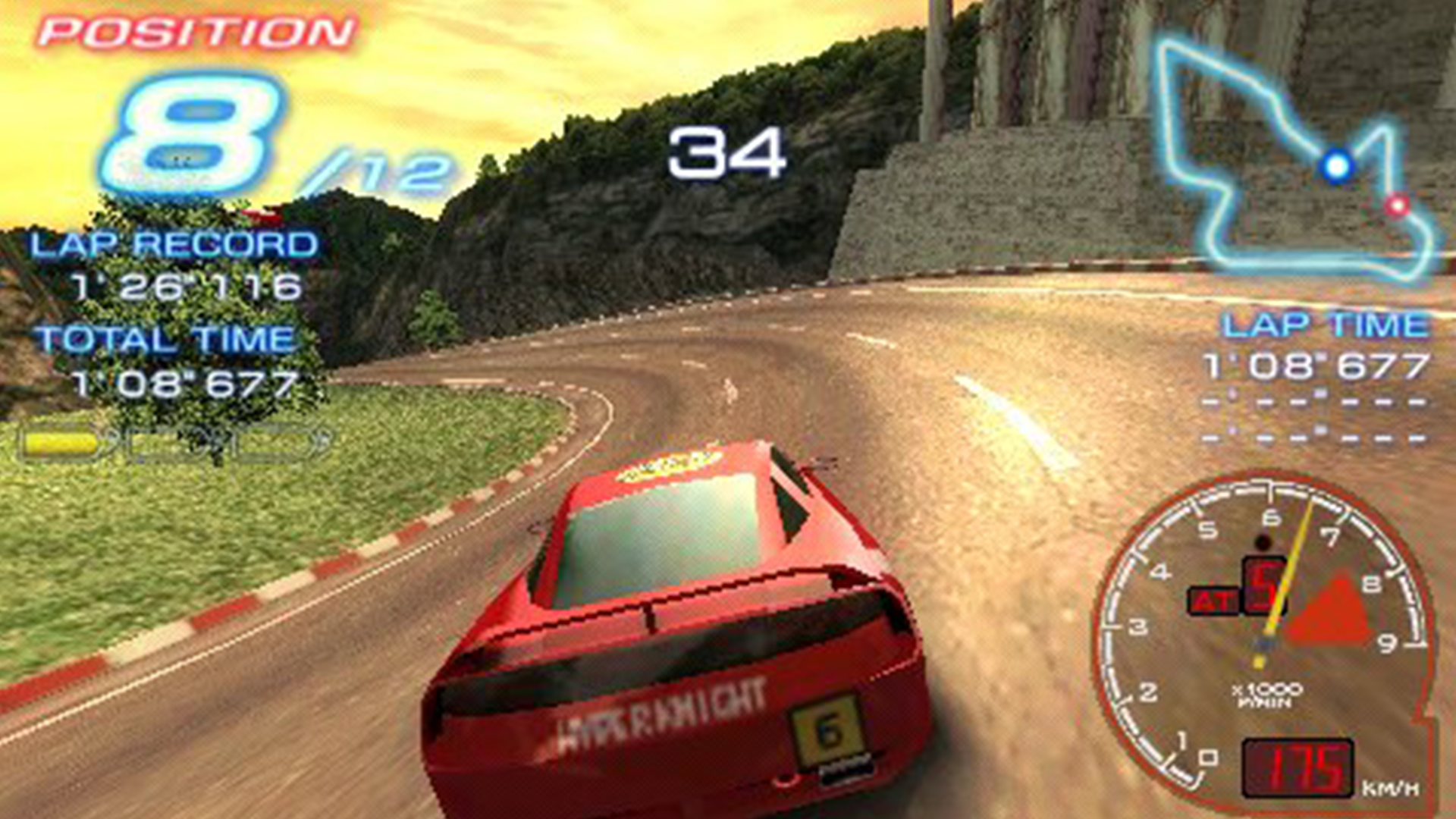 Ridge Racer 2: en röd sportbil tar en vänsterkurva på en bergsväg, spelaren ligger på åttonde plats av tolv och kör i 175 km/h.