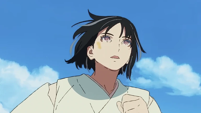 Animerad ung kvinna med kort svart hår och blåmärke på kinden blickar uppåt mot en klarblå himmel, klädd i ljus kimono med knuten näve.