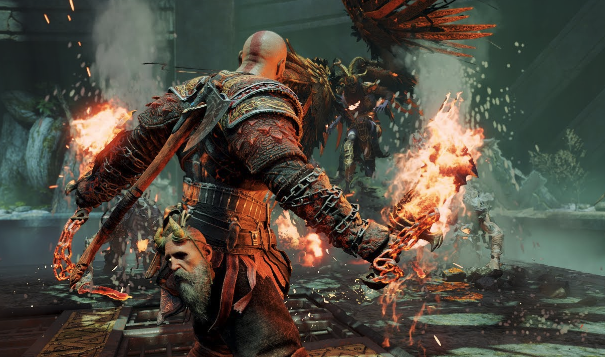 Kratos sedd bakifrån i rustning, med brinnande kedjor runt armarna, står redo att strida mot en bevingad fiende i en mörk sal.