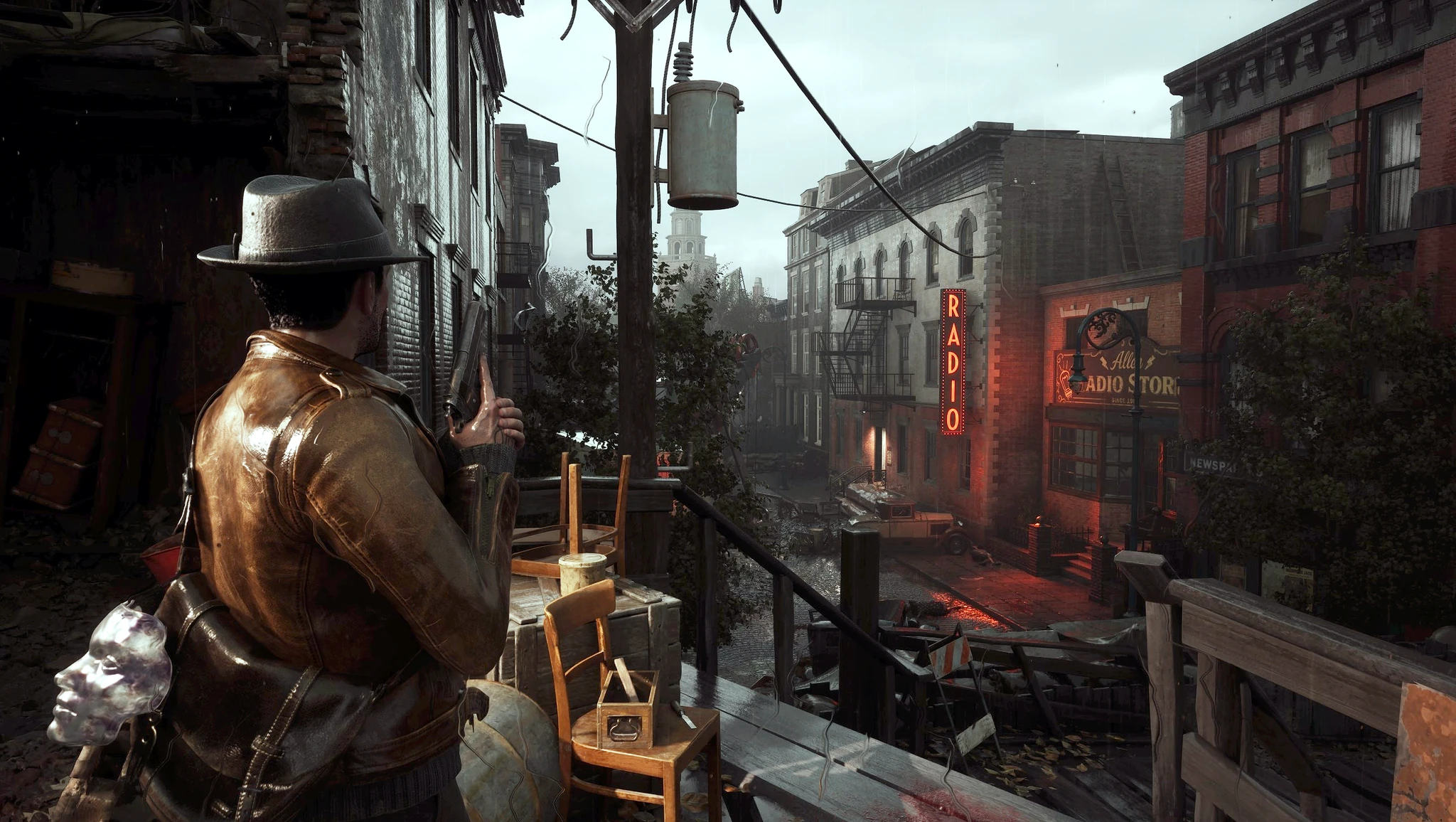 Detektiven i filthatt och läderjacka står på en veranda i The Sinking City 2 och blickar ut över en nedgången, mörk stadsgata med en neonskylt med texten Radio.