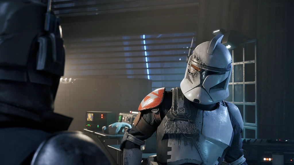 Klonsoldat i skadad vit rustning med orange axelskydd vänder sig mot en mörk, hjälmklädd gestalt i förgrunden, i en dunkel kontrollrumsmiljö i Star Wars: Zero Company.