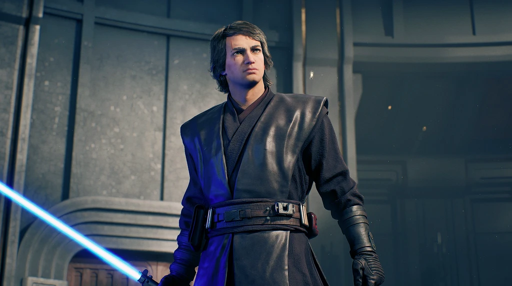 Svartklädd karaktär i läderväst och handskar håller ett blått ljussvärd i en dunkel, grå hall i Star Wars: Zero Company.