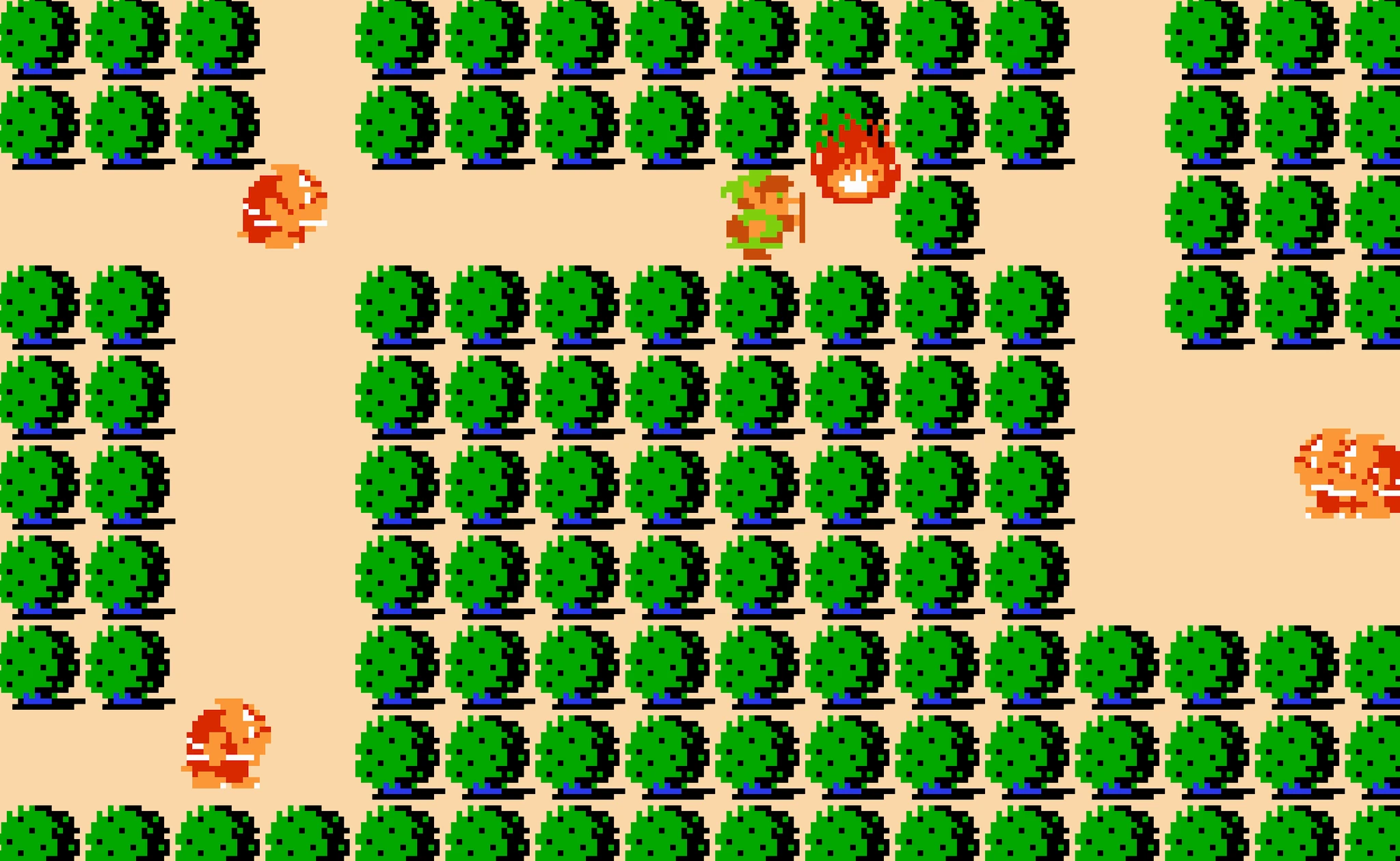 Link i grön tunika går på en stig mellan rader av gröna träd, med en eldflamma bredvid sig och röda fiender i närheten, i retrospelet The Legend of Zelda.