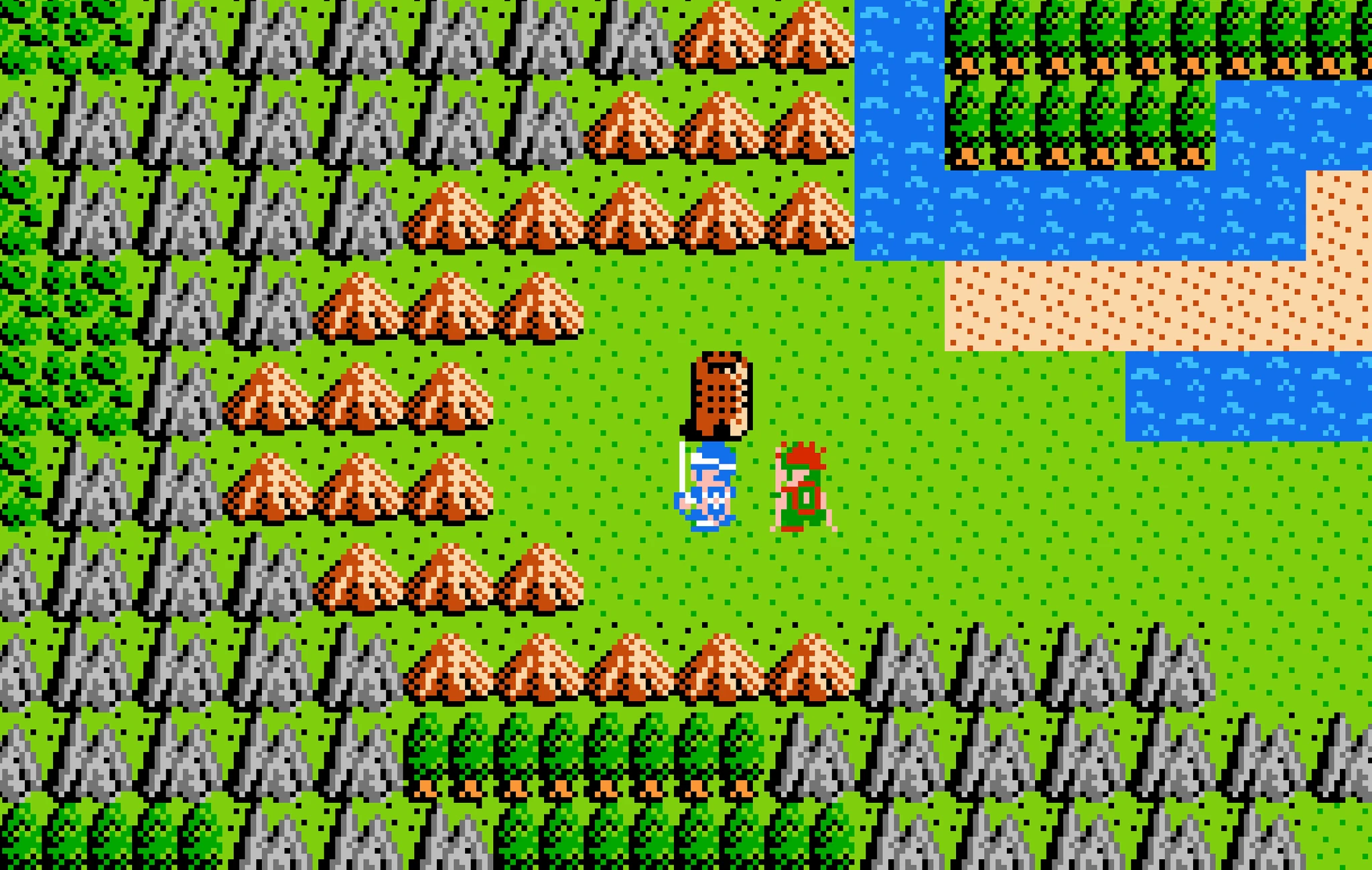 Dragon Quest i 8-bitarsstil: en blåklädd hjälte med svärd och en rödhårig följeslagare står på en gräsäng omgiven av berg, skog, sjö och sandstrand.