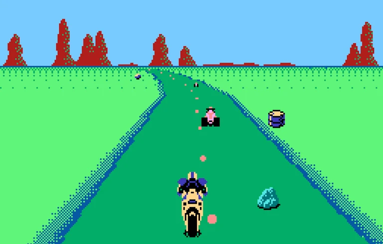 Pixlat 8-bitarsspel där en motorcyklist sedd bakifrån kör längs en grön väg mot en annan förare, med stenar, en tunna och röda klippformationer i bakgrunden.