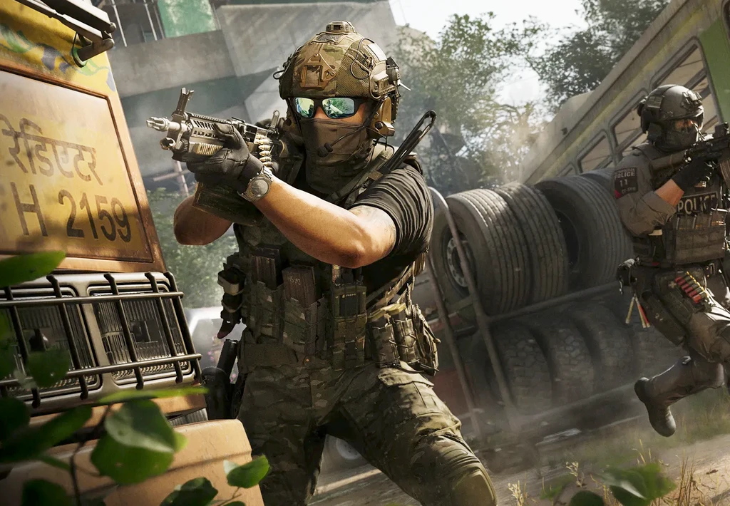 Maskerad soldat med solglasögon och hjälm siktar med automatkarbin bakom en gul buss, medan en kollega med polisväst springer förbi i en dimmig stadsmiljö i Call of Duty: Modern Warfare 4.