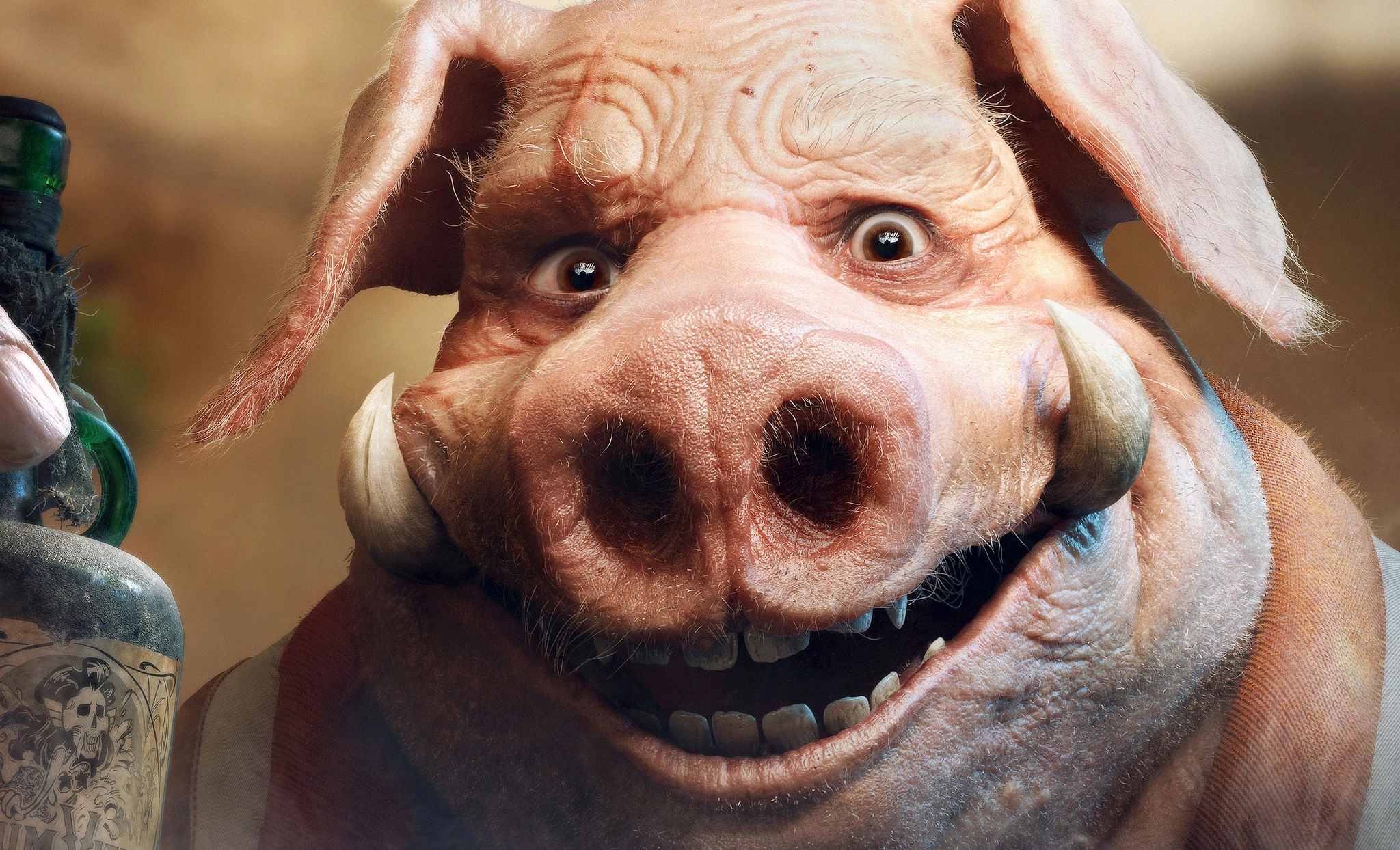 Närbild på en leende, människoliknande gris med huggtänder och förvånade ögon, bredvid en flaska med dödskalle på etiketten. Karaktär från Beyond Good & Evil 2.