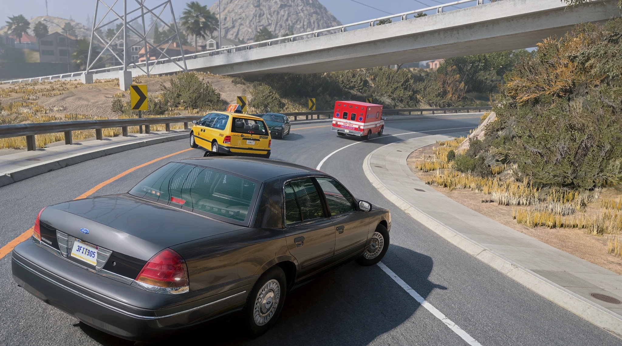 Mörk sedan, en Ford Crown Victoria, svänger på en kurvig motorväg i BeamNG.drive medan en gul taxi och en röd ambulans kör framför under en viadukt.