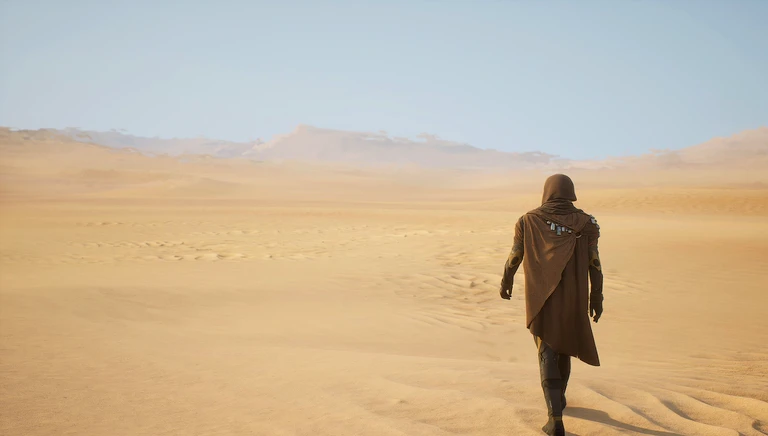 Dune: Awakening: en huvklädd gestalt i brun kappa går bort från kameran över en vidsträckt, solbränd öken med dyner och avlägsna berg.