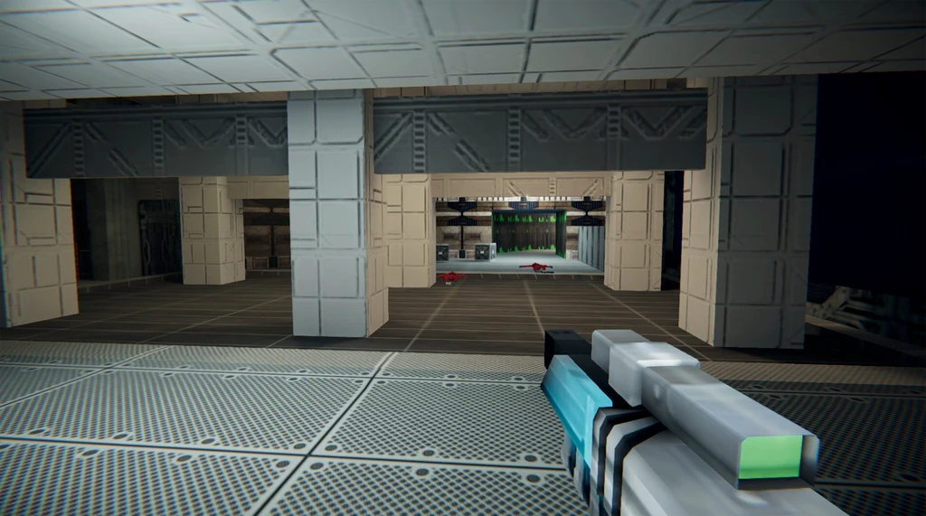 Förstapersonsvy i Agent 64: Spies Never Die: en spelare med ett blygrått vapen med cyanfärgade detaljer i en sci-fi-hall med stora pelare och metallgolv.