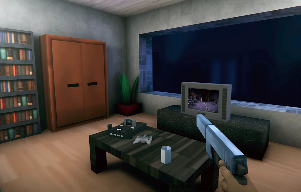 Förstapersonsvy i Agent 64: Spies Never Die. Spelaren siktar med en pistol i ett vardagsrum med låg polygonstil, med bokhylla, skänk, soffbord med spelkonsol och en tv som visar ett spel.