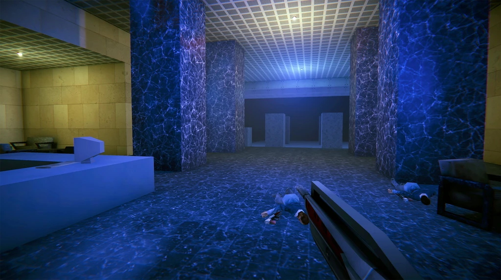 Förstapersonsvy i Agent 64: Spies Never Die. Ett vapen pekar in i en blåbelyst hall med marmorpelare, där två livlösa vakter ligger på golvet.