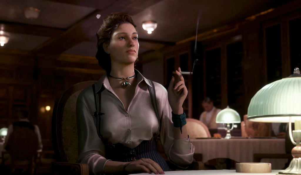 Kvinna med uppsatt hår och hängslen sitter vid ett bord med rökande cigarett i en dunkel, träpanelerad matsal, lyst av gröna bordslampor i The Sinking City 2.