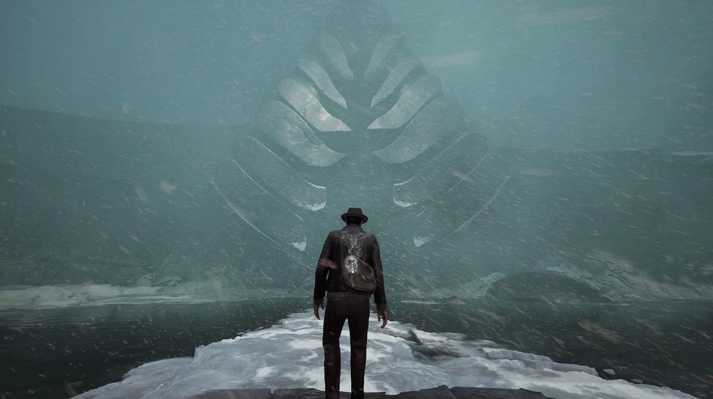 Spelet The Sinking City 2: en man i hatt och jacka med ryggsäck står med ryggen mot kameran på en isig klippkant och blickar mot en enorm, dimhöljd formation som liknar ett blad.