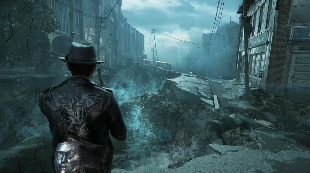 Spelaren i hatt och skinnjacka med en silvermask på ryggsäcken står vid en uppspruckEn gata där vatten väller upp ur en jättelik spricka, i ett förfallet, stormigt stadsområde i The Sinking City 2.