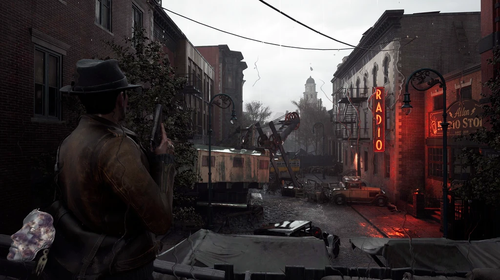 Spelet The Sinking City 2: en man i hatt och trenchcoat står med dragen pistol och blickar ut över en översvämmad, förfallen stadsgata med neonskylten Radio och ett rostigt grävskopefordon.