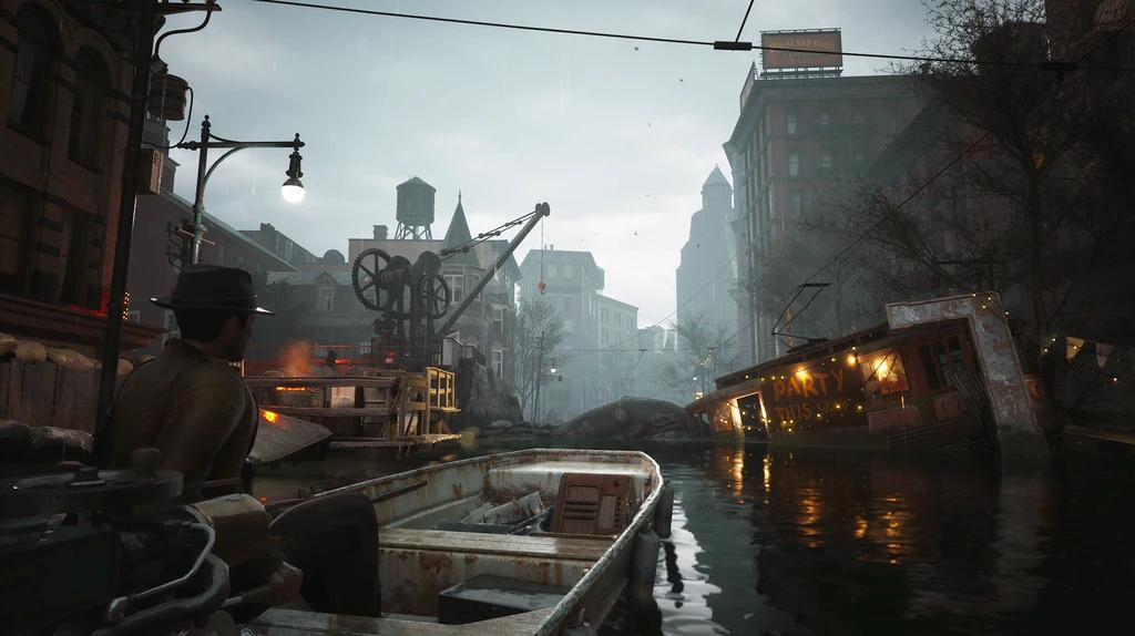 Man i hatt sitter i en liten roddbåt på ett översvämmat, dimmigt gatuplan i The Sinking City 2, med en sjunkande byggnad med tända lampor och en kran i bakgrunden.