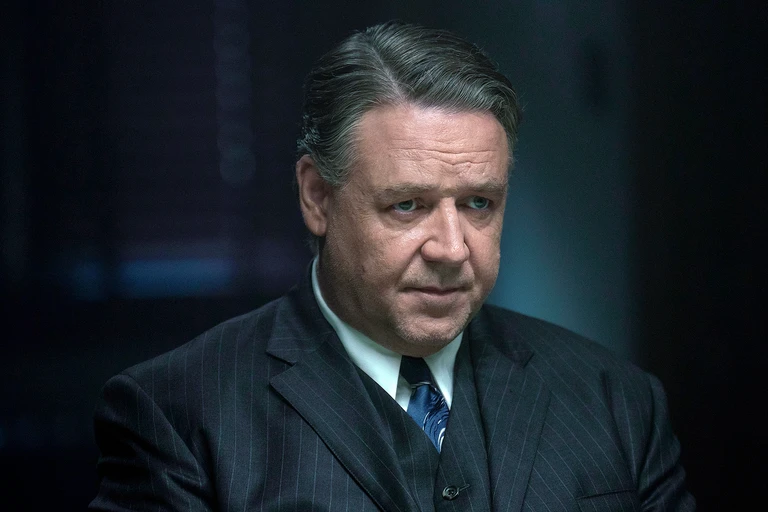 Henry Murray, spelad av Russell Crowe, i Unabomber. En medelålders man med bakåtkammat grånat hår och randig kostym med blå slips tittar allvarligt åt sidan i dunkelt ljus.
