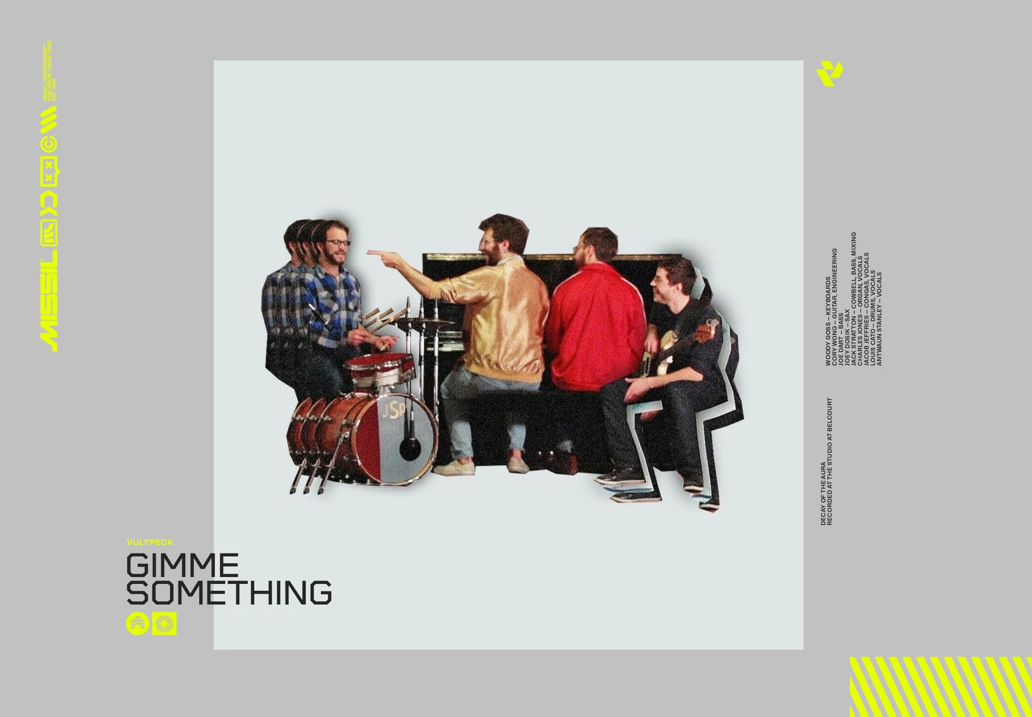 Albumomslag med titeln Gimme Something: fyra män som spelar tillsammans vid trummor och piano, frikopplade mot en ljusgrå bakgrund.