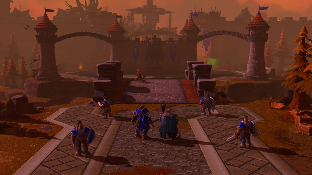 Warcraft III: Reforged: blåklädda soldater med sköldar och svärd följer två gestalter längs en stenlagd väg mot en tornprydd stadsmur i orange dis.