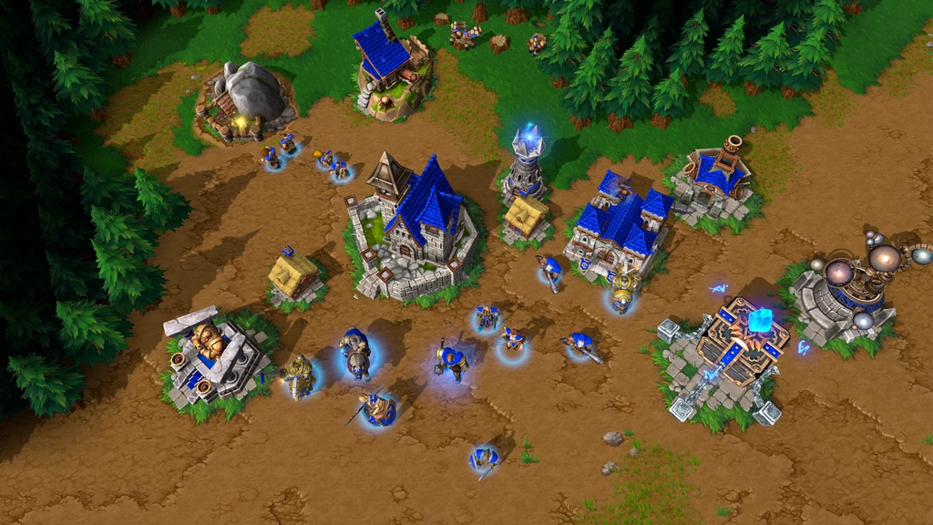 Warcraft III: Reforged. En människobas med blåtakade byggnader, torn och en gruva i en skogsglänta, med soldater och arbetare som rör sig på stigarna.